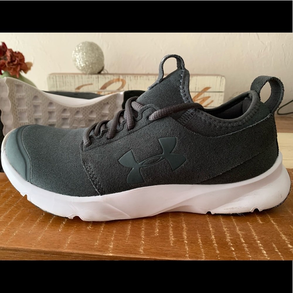 UNDER ARMOR tennis shoes, women’s size 8